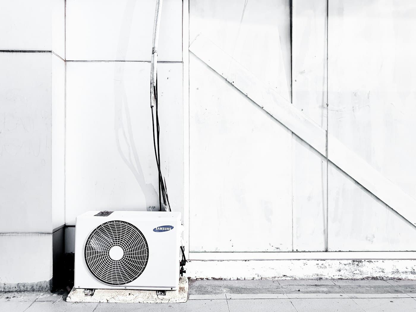 A clean outdoor air conditioning condenser unit